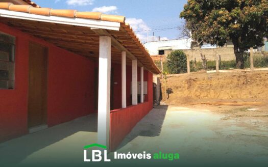 Casa com 03 dormitórios em Bueno Brandão!