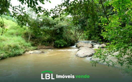 Vendida! Chácara com cachoeira linda e 2 ótimas casas em Minas Gerais!