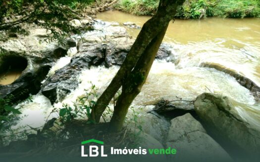 Vendida! Chácara com cachoeira linda e 2 ótimas casas em Minas Gerais!