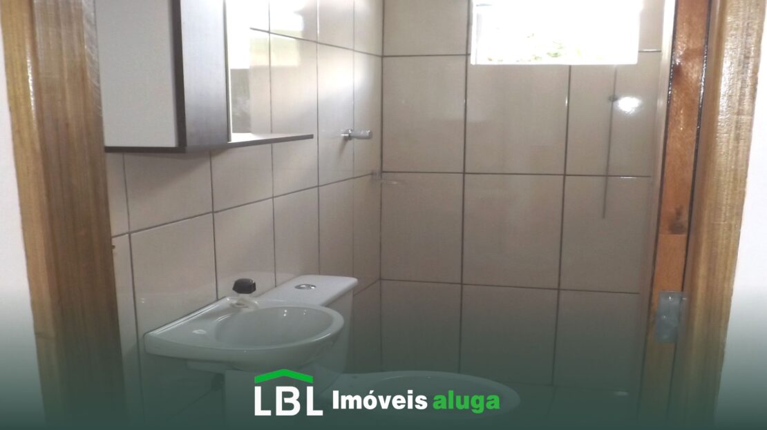 Aluga-se casa pequena em Bueno Brandão.