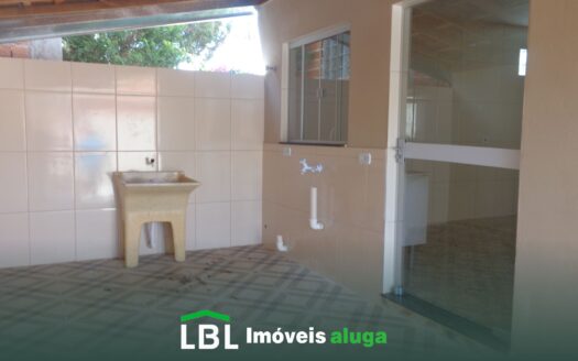 Ótima casa de fundos, recém construída, em Bueno Brandão!