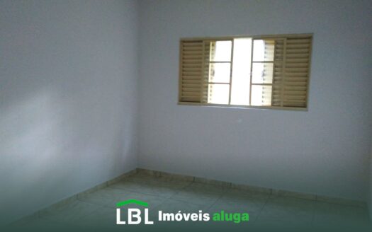 Casa pequena com 02 dormitórios em Bueno Brandão