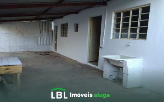 Casa pequena com 02 dormitórios em Bueno Brandão