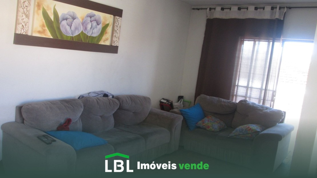 Vende-se casa em Bueno Brandão-MG.