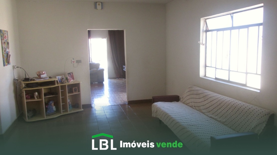 Vende-se casa em Bueno Brandão-MG.