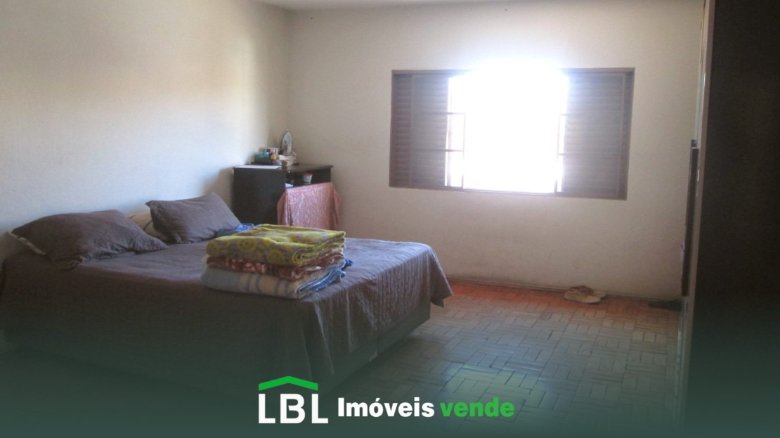 Vende-se casa em Bueno Brandão-MG.