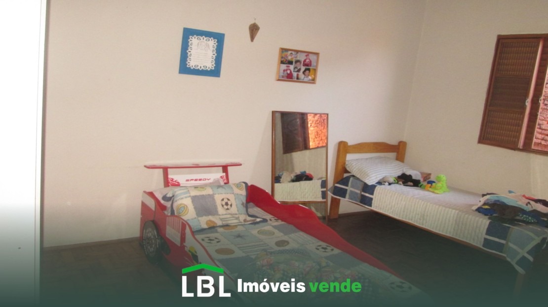 Vende-se casa em Bueno Brandão-MG.