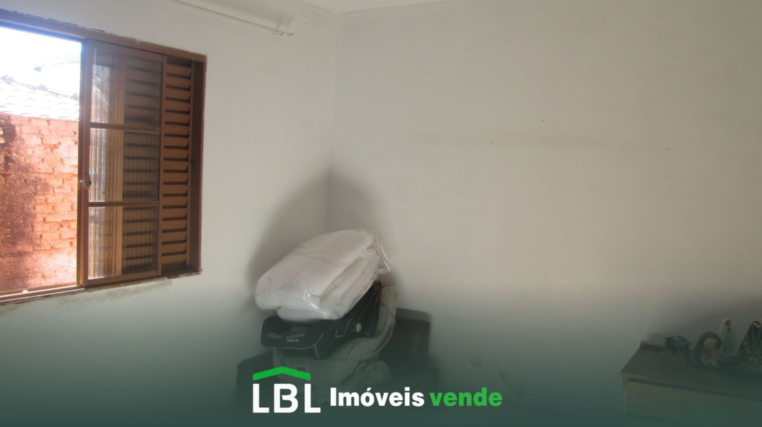 Vende-se casa em Bueno Brandão-MG.