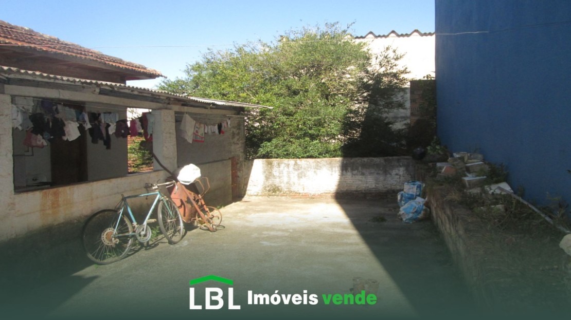 Vende-se casa em Bueno Brandão-MG.