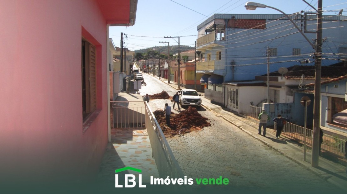 Vende-se casa em Bueno Brandão-MG.