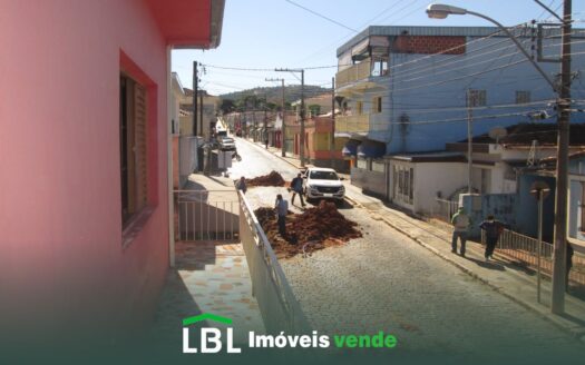 Ótima casa, com 02 pontos comerciais, no Centro de Bueno Brandão