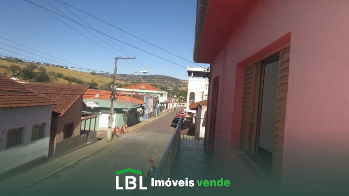 Vende-se casa em Bueno Brandão-MG.