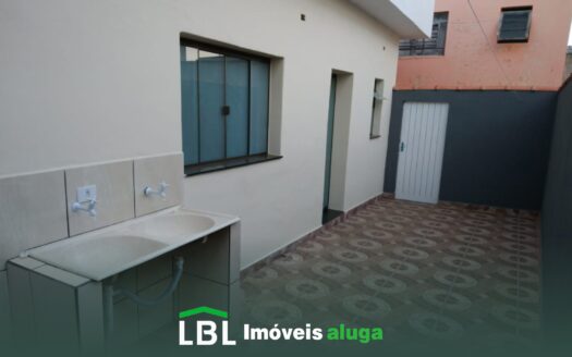 Ótima casa de fundos no Centro de Bueno Brandão-MG