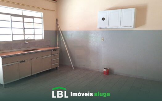 Ótima casa, no Centro de Bueno Brandão, com 02 dormitórios e uma edícula