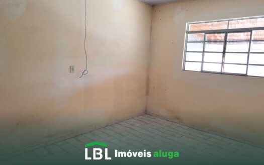 Ótima casa, no Centro de Bueno Brandão, com 02 dormitórios e uma edícula