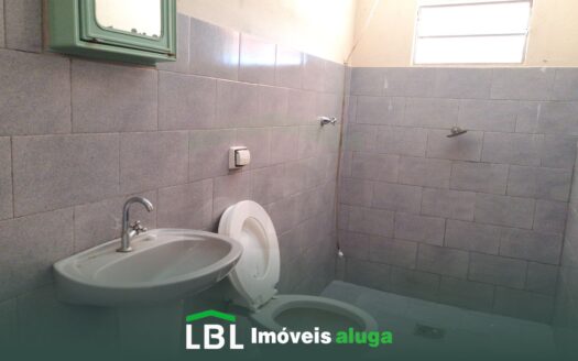 Ótima casa, no Centro de Bueno Brandão, com 02 dormitórios e uma edícula