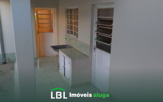 Casa boa, pequena, localizada em Bueno Brandão-MG, no Jardim Campo Místico