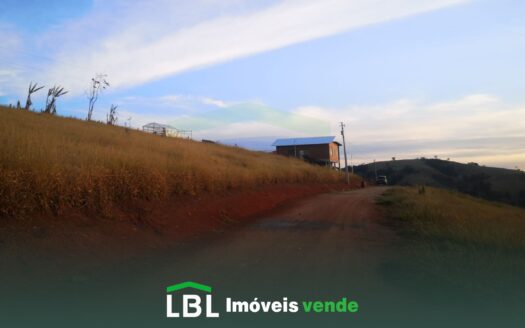 Ótimo terreno com 02 casas ecológicas e nascente em Bueno Brandão-MG