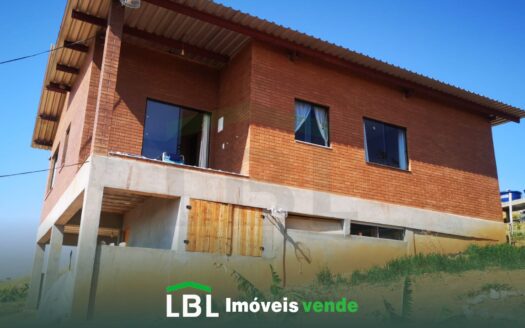 Ótimo terreno com 02 casas ecológicas e nascente em Bueno Brandão-MG