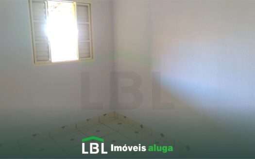 Casa pequena, de fundos, em Bueno Brandão-MG