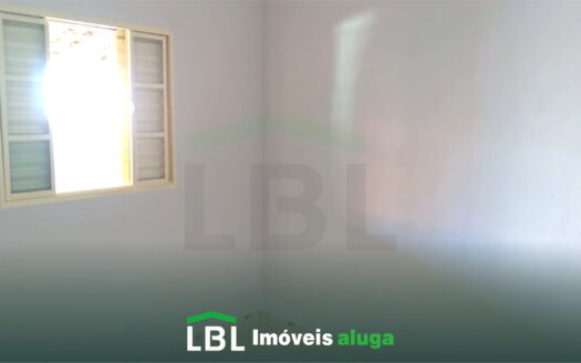 Casa pequena, de fundos, em Bueno Brandão-MG