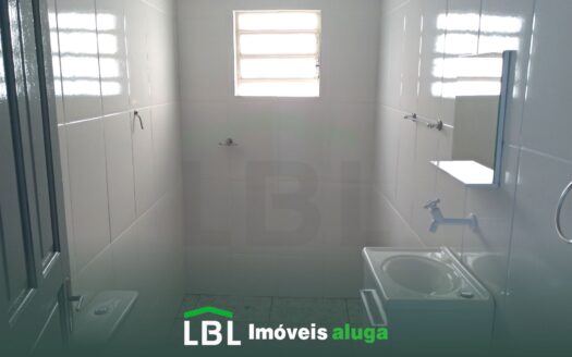 Casa pequena, de fundos, em Bueno Brandão-MG