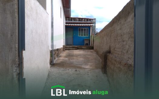 Casa pequena, de fundos, em Bueno Brandão-MG