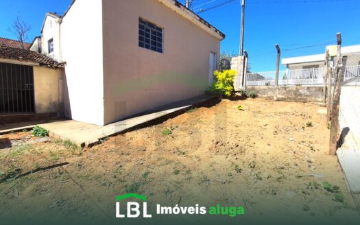 Casa pequena no Centro de Bueno Brandão-MG