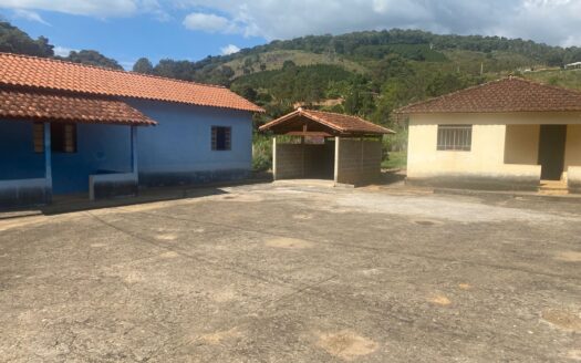 Chácara com duas casas a 4 km do Centro