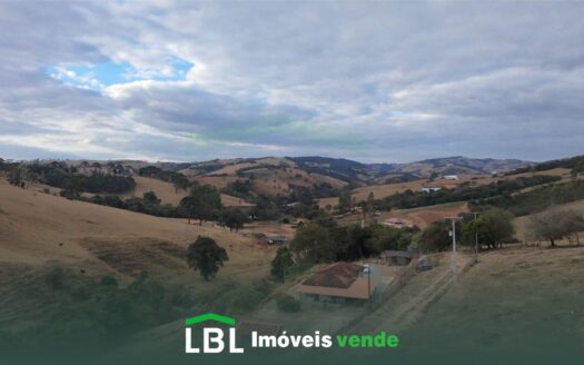 Chácara com Casa Reformada e Terreno para Plantio