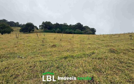 Chácara com Vista Panorâmica e Riqueza em Água